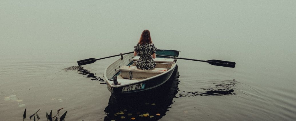 Woman holding the oars as a symbol of the responsibility shift