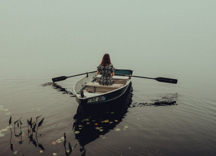 Woman holding the oars as a symbol of the responsibility shift